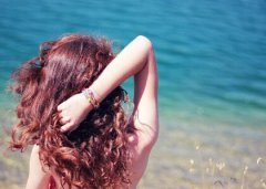 憂傷的說(shuō)說(shuō)帶圖片：再大的酸楚，到了別人那里也只能是聽(tīng)說(shuō)