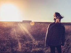 愛情傷感的句子看了都想流眼淚 句句說到心坎