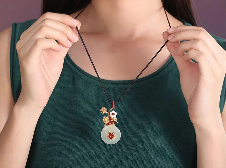 簡約大氣配飾岫玉吊墜復(fù)古項鏈毛衣鏈