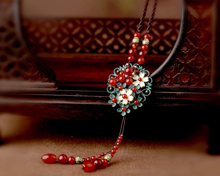 時(shí)尚匠心啟航閱讀紅色瑪瑙鏤空花朵吊墜項(xiàng)鏈毛衣鏈