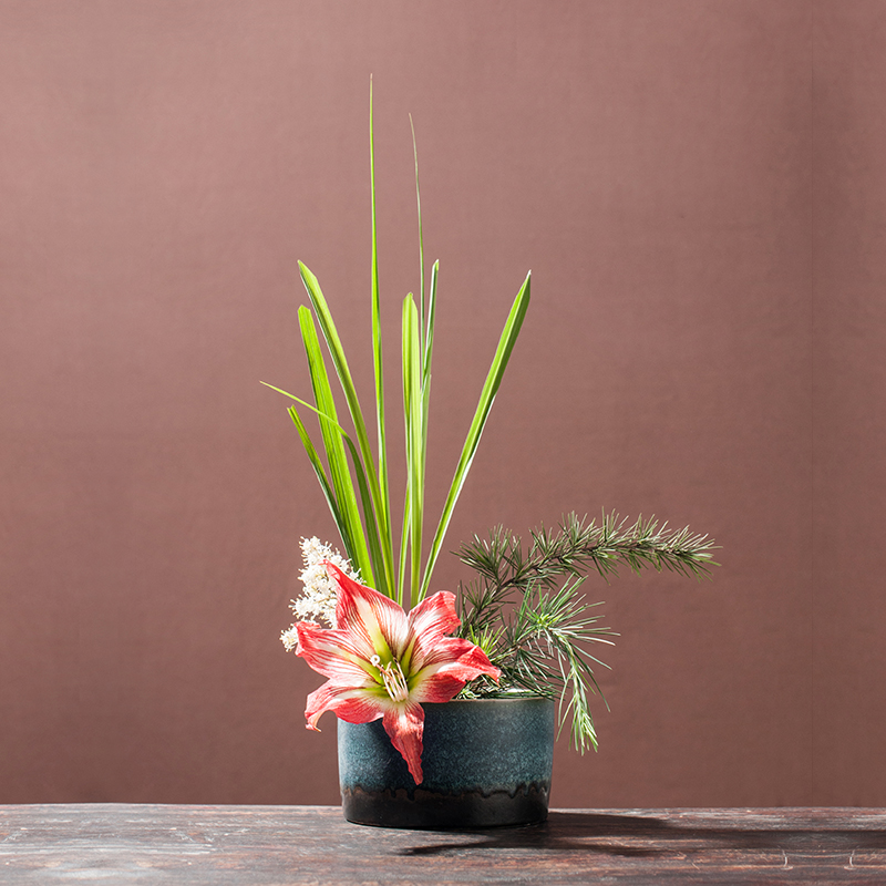 詩(shī)意山水插花藝術(shù):手工陶瓷花器中式插花