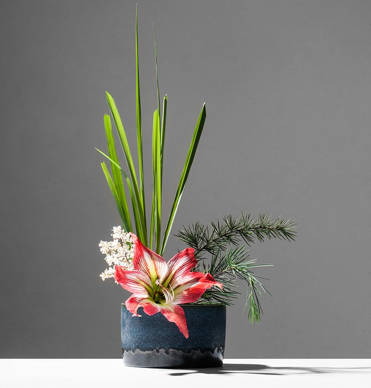 詩(shī)意山水插花藝術(shù):手工陶瓷花器中式插花