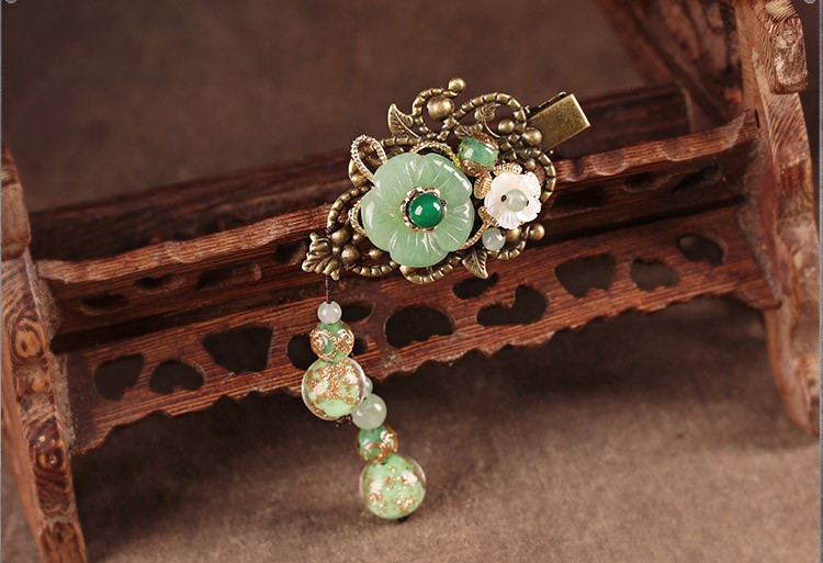 碧花搖影發(fā)夾:優(yōu)雅碧綠頭飾