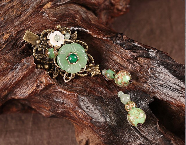 碧花搖影發(fā)夾:優(yōu)雅碧綠頭飾