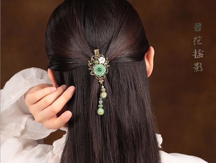 碧花搖影發(fā)夾:優(yōu)雅碧綠頭飾