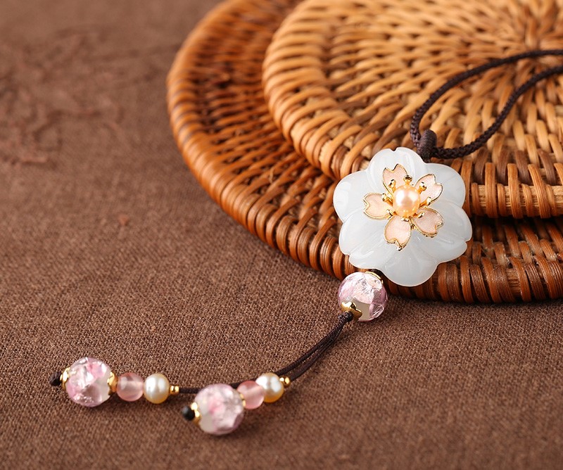 淡粉花朵項(xiàng)鏈:猶如美人綻放