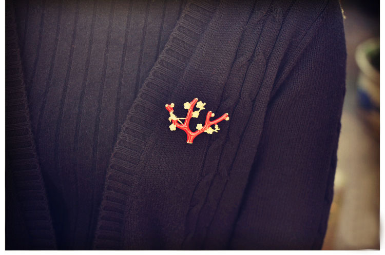 匠心啟航閱讀文藝復(fù)古紅釉梅花樹枝棲小鳥雅致胸針