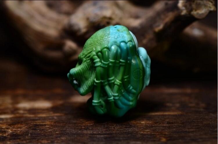 原礦綠松石雕件吊墜:鐵血戰(zhàn)士