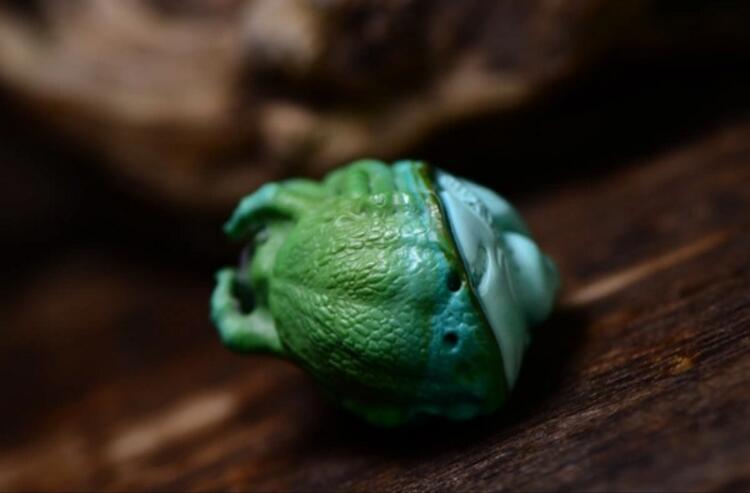 原礦綠松石雕件吊墜:鐵血戰(zhàn)士