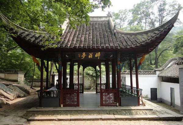 醉翁亭:亭臺(tái)樓閣山水間