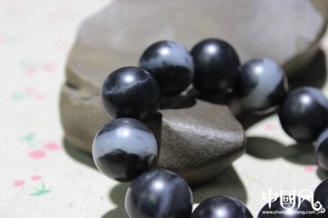 和田玉手串,顆顆黑白分明一線天